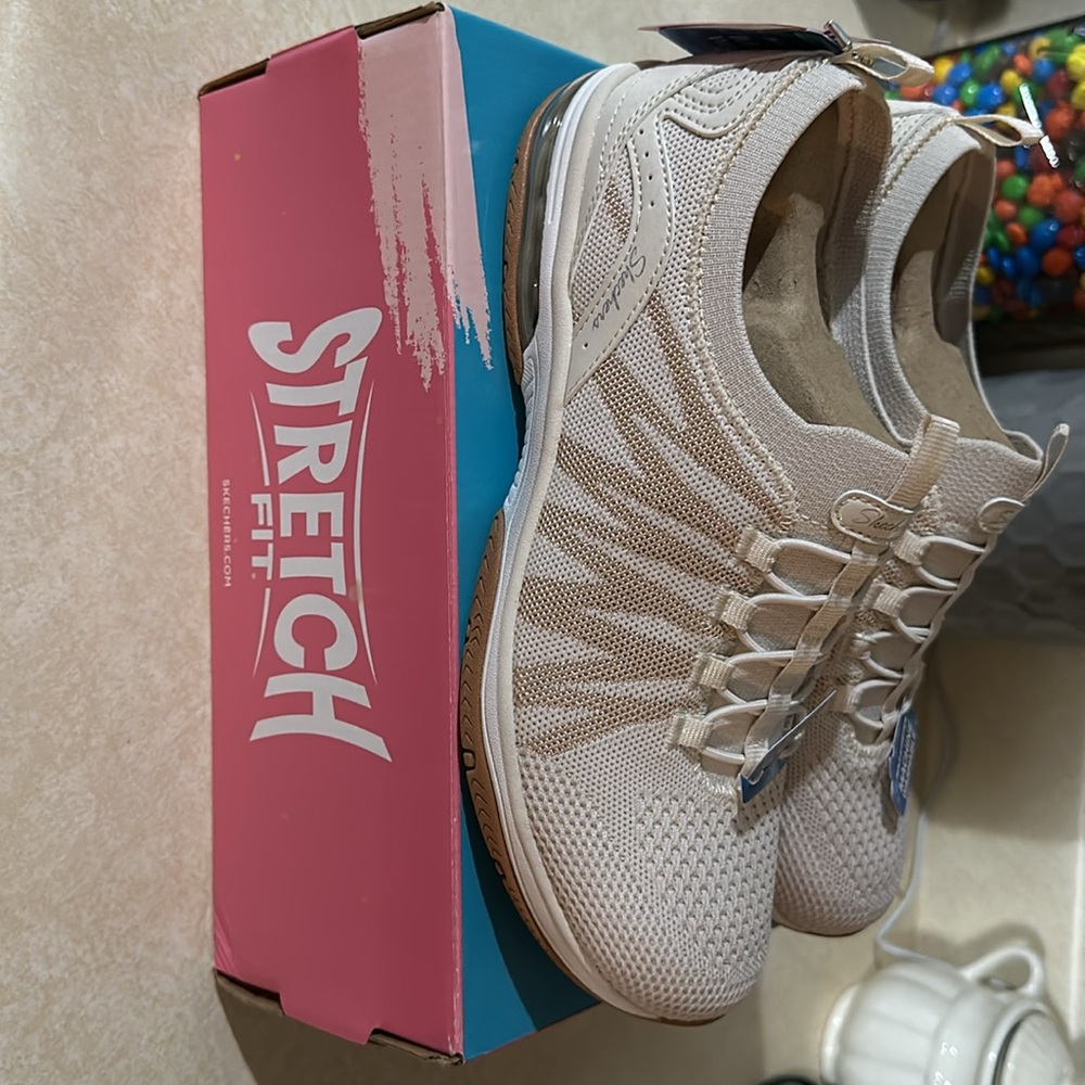 Women’s Sketchers Stretch Fit 8.5 NWT VEGAN Off White with Tan Design - Picture 8 of 9